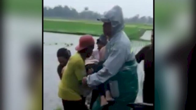 Tangkapan Layar video warga mengevakuasi wanita yang meninggal usai di sambar petir, Selasa (17/05/2022). (Istimewa)