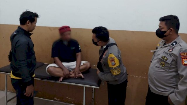 Muhammad Saenal Dg Lawa (32), warga Dusun Cambaya, Desa Bonto Kassi, Kecamatan Galesong Selatan, berbincang dengan Polisi saat tiba di RSUD Hadji Panjonga Daeng Ngalle Kabupaten Takalar, Jumat (29/04/2022) dini hari.