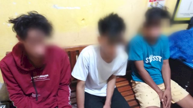 Tiga Pelaku Pengedar Sabu Pada Saat diamankan di Polres Muna, Jumat (06/05/2022). (Foto: Rustam/Republiknews.co.id)