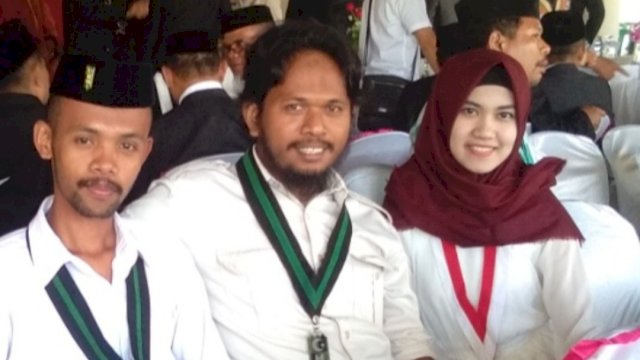 Hasan Jufri (Kiri) Mantan Ketua HMI MPO Cabang Raha bersama Yasin La Daisai (Tengah) Mantan Ketua HMI Cabang Raha dan Intan Iriyanti (Kanan) Mantan Ketua GMNI Cabang Muna. (Istimewa)