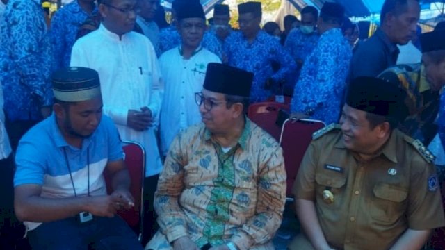 Bupati Muna LM Rusman Emba bersama Ketua Umum IPQAH Prof. Dr. KH. Said Agil Husin Al Munawar,&nbsp;berbincang dengan salah satu awak media di Acara Halal Bihal&nbsp;di Pelataran Rumah Adat Raha, Selasa (17/5/2022). (Foto: Rustam/ Republiknews.co.id)