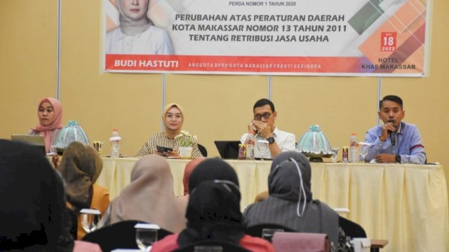Anggota DPRD Kota Makassar Budi Hastuti, saat mensosialisasilan Perda Nomor 1 Tahun 2020 tentang Retribusi, Rabu (18/05/2022). (Istimewa)