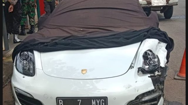 Mobil Sport Porsche yang terlibat kecelakaan dengan Ojek Online. (Foto: Humas Polres Tangerang Kota)