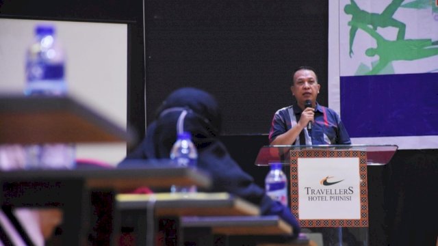 Anggota DPRD Kota Makassar, Hasanuddin Leo memberioan sambutan saat Sosialisasi Peraturan Daerah (Perda) Nomor 9 Tahun 2016 tentang Perlindungan dan Pengelolaan Lingkungan Hidup, di Hotel Travellers, Senin (23/05/2022). (Istimewa)