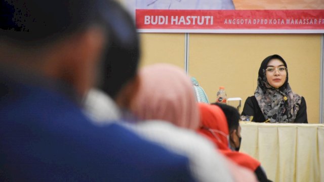 Anggota Fraksi Gerindra DPRD Kota Makassar Budi Hastuti, saat mensosialisasikan Perda nomor 15 tahun 2009 tentang Perlindungan, Pemberdayaan Pasar Tradisional dan Penataan Pasar Modern Kota Makassar, Selasa (24/5/2022). (Istimewa)