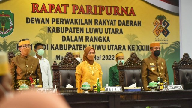 Gubernur Sulsel Andi Sudirman Sulaiman (kanan), Bupati Luwu Utara Indah Putri Indriani (tengah) dan Wakil Bupati Suaib Mansur (kiri) saat Rapat Paripurna DPRD dalam rangka memperingati Hari Jadi Luwu Utara ke-23, Kamis (12/05/2022). (Istimewa)