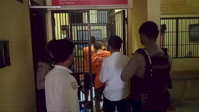 Satreskrim Polres Takalar menangkap 4 dari 5 pelaku pengerok pasutri dan anaknya di depan SPBU Kalampa, Kecamatan Pattallassang, Kabupaten Takalar, Sulawesi Selatan, Jum'at (13/05/2022). (Istimewa)