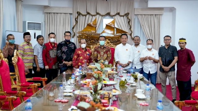 Gubernur Sulawesi Selatan Andi Sudirman Sulaiman, menerima audiensi Badan Pengurus Pusat Kerukanan Keluarga Luwu Raya di Rumah Jabatan Wakil Gubernur Sulsel, Sabtu (14/05/2022). (Istimewa)
