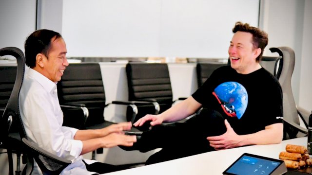 Presiden Joko Widodo menemui Elon Musk di Gedung Stargate SpaceX, Boca Chica, Amerika Serikat, Sabtu (14/05/2022). (Istimewa)
