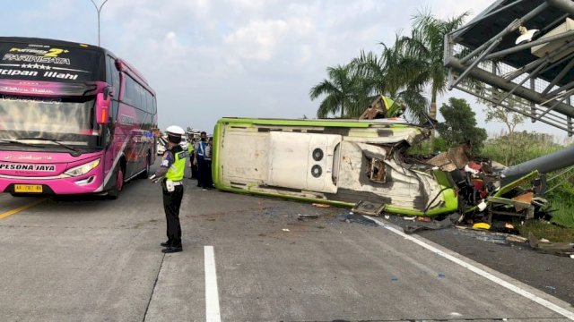 Sebuah bus mengalami kecelakaan tunggal saat melintas di KM 712+400 jalur A Tol Surabaya-Mojokerto,Senin (16/5/2022) pagi. (Istimewa)