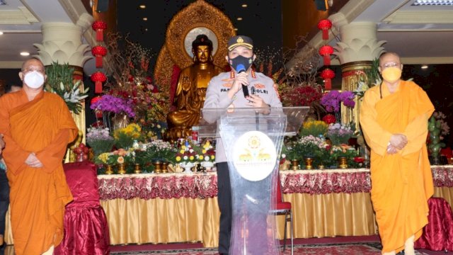 Kapolres Metro Jakarta Barat Kombes Pol Pasma Royce, saat menyapa jemaat yang merayakan Waisak. (Istimewa)