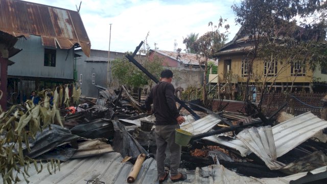 Rumah Panggung Milik Nia Daneg Rannu, Dusun Mandi, Desa desa Bontomarannu, kecamatan Galesong Selatan, kabupaten Takalar, Rata dengan Tanah. (Istimewa)