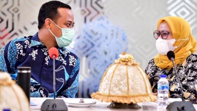 Gubernur Sulsel Andi Sudirman Sulaiman, berbincang dengan Kepala Satuan Tugas (Kasatgas) Koordinasi dan Supervisi Pencegahan Korupsi (Korsupgah) Wilayah IV Komisi Pemberantasan Korupsi (KPK) Niken Ariati. (Istimewa)