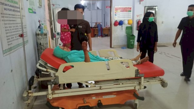 Korban Ente saat mendapatkan perawatan di Rumah sakit Lanto Daeng Pasewang Jeneponto, Senin (16/05/2022). (Istimewa) 