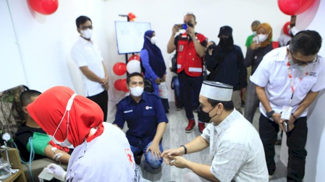 Ketua PMI Kota Makassar, Syamsu Rizal (baju biru) berbincang dengan salah satu pendonor darah di Gerai Mall Nipah, Seni n (16/05/2022). (Istimewa)