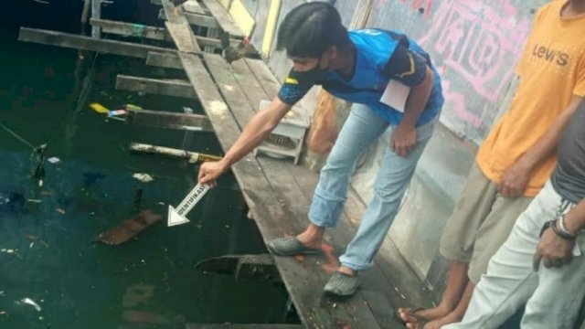 Olah TKP penemuan mayat oleh Aparat Kepolisian Sektor Jayapura Selatan, Senin (16/05/2022). (Istimewa)