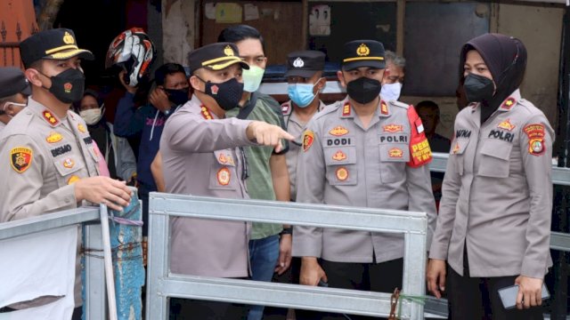 Kapolres Metro Jakarta Barat Kombes Pol Pasma Royce bersama Jajarannya saat mengunjungi Kampung Boncos, yang selama ini jadi sarang peredaran Narkoba, Senin (16/05/2022). (Istimewa)