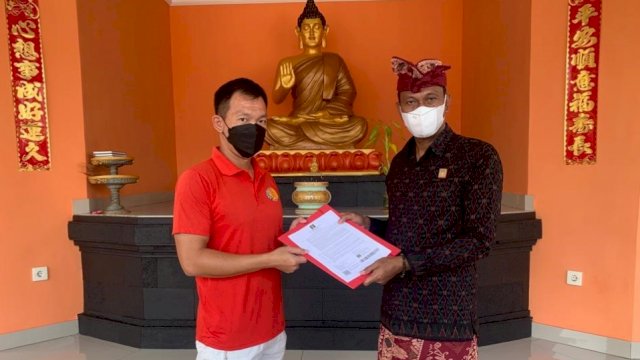 Kepala Lapas Narkotika Klas IIA Bangli Agus Pritiatno, menyerahkan surat keputusan remisi kepada salah satu warga Binaan, Senin (16/05/2022). (Istimewa)