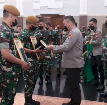 Kapolda Metro Jaya Beri Penghargaan 2 Prajurit TNI yang Tangkap Begal