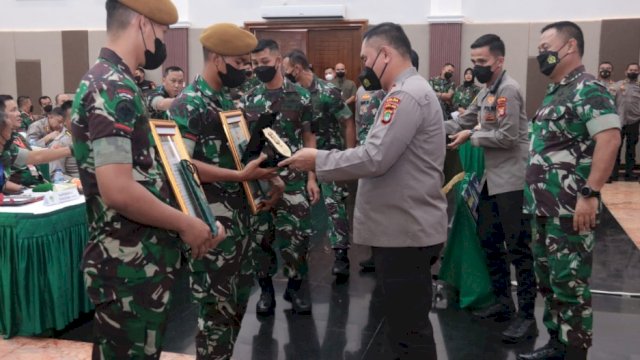 Kapolda Metro Jaya Irjen Pol Fadil Imran, menyerahkan Penghargaan kepada 2 Prajurit TNI penangkap begal, pada Apel Komandan Satuan Kodam Jaya, Selasa (17/05/2022). (Istimewa)