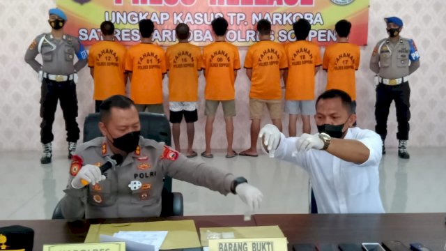 Konferensi Pers Penangkapan 7 Orang terduga Pengedar Sabu di Soppeng, Selasa (17/05/2022). (Istimewa)