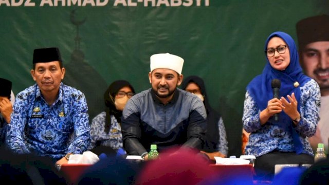 Bupati Luwu Utara Indah Putri Indriani, bersama Ustadz Habib Ahmad Al-Habsyi, saat Halal Bi Halal Pemkab Luwu Utara, Jumat (20/05/2022). (Istimewa)