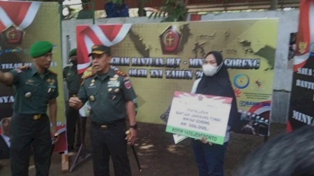 Pangdam XIV Hasanuddin Mayjen TNI Andi Muhammad, saat menyalurkan BLT untuk masyarakat Kabupaten Jeneponto, Rabu (25/05/2022). (Istimewa)