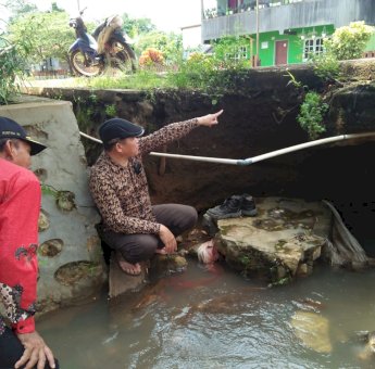 Ketua DPRD Luwu Timur Tinjau Kondisi Jembatan Hampir Terputus di Desa Matompi