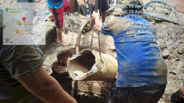 Petugas PDAM Kota Makassar melakukan penerjaan terhadap pipa yang rusak akibat terkena penggalian sumur bor oleh warga, di Jalan Perintis Kemerdekaan. (Istimewa)