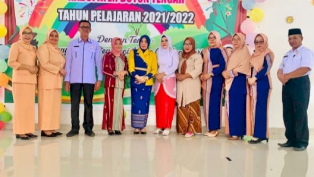 Foto bersama Ketua TP-PKK Buteng Ira Willis Kusumadoty setelah kegiatan penamatan TK sekecamatan Mawasangka, Rabu (21/06/2022).