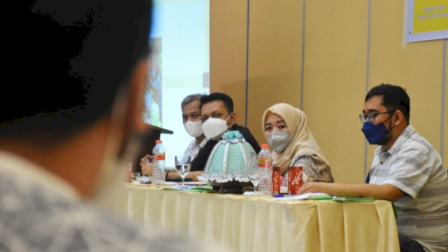 Anggota DPRD Kota Makassar, Nurul Hidayat saat menyosialisasikan Perda Perlindungan, Pemberdayaan Pasar Tradisional dan Penataan Pasar Modern di KHAS Hotel Makassar, Sabtu (19/2/2022). (Foto: Istimewa)