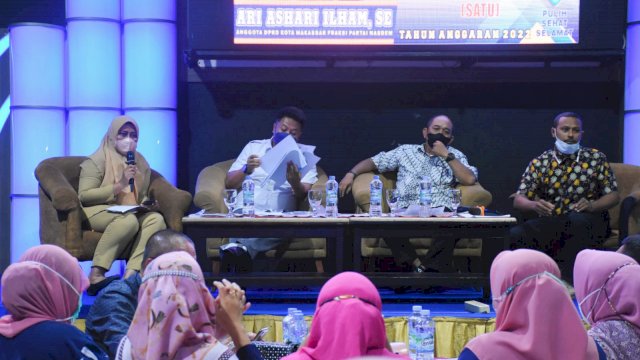 Anggota DPRD Makassar, Ari Ashari Ilham saat menyosialisasikan Perda Penyusunan Produk Hukum Daerah di Hotel Almadera, Senin (21/2/2022). (Foto: Istimewa)