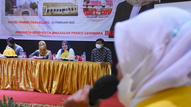 Anggota DPRD Kota Makassar, Budi Hastuti saat menyosialisasikan Perda Pelestarian Cagar Budaya di Travelers Hotel, Rabu (23/2/2022). (Foto: Istimewa)