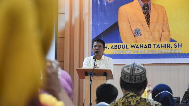 Anggota DPRD Makassar, Abdul Wahab Tahir saat menyosialisasikan Perda Pendidikan Baca Tulis Al-Qur'an di Hotel Whiz Prime, Makassar, Jumat (4/3/2022). (Foto: Istimewa)