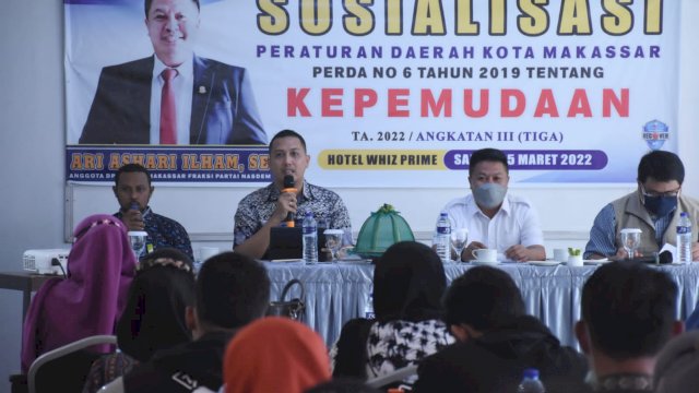 Ketua Fraksi NasDem Makassar, Ari Ashari Ilham saat menyosialisasikan Perda Kepemudaan di Hotel Whiz Prime, Makassar, Sabtu (5/3/2022). (Foto: Istimewa)