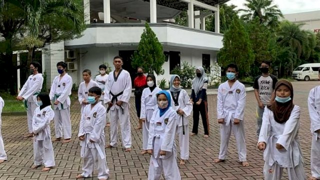 Sebanyak 12 atlet taekwondo Ranting DPRD Kota Makassar yang bakal berlaga di kejuaraan Open Tournamen Taekwondo Gubernur Sulsel 2022 di GOR Sudiang, Makassar. (Foto: Istimewa)