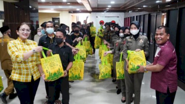Fraksi Golkar DPRD Sulsel berbagi bingkisan paket lebaran kepada para cleaning service dan Satpol PP di lingkup DPRD Sulsel, Selasa (26/4/2022). (Foto: Istimewa)