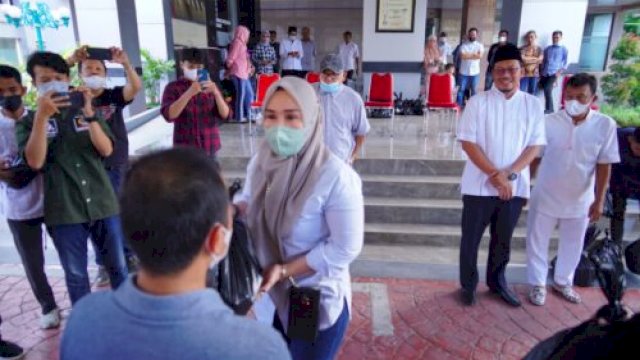 Pimpinan dan anggota DPRD Sulsel menyalurkan paket lebaran ke para pegawai non ASN di lingkup DPRD Sulsel, Jumat (29/4/2022). (Foto: Istimewa)