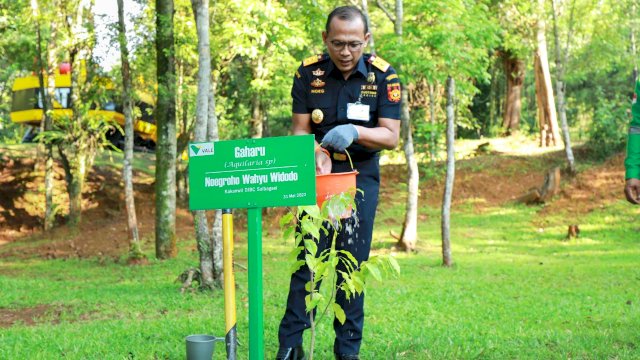 Kepala Kantor Wilayah (Kakanwil) Bea Cukai Sulawesi Bagian Selatan Noegroho Wahyu Widodo, saat melakukan penanaman pohon di area Nursery PT Vale, Selasa (31/05/2022). (Istimewa)