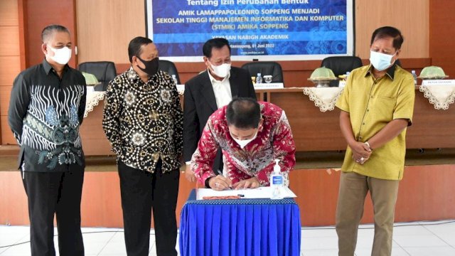 Penyerahan SK Kemendikbudristek RI nomor 330/E/0/2022 tentang izin perubahan bentuk AMIK Lamappapoleonro Soppeng menjadi Sekolah STMIK Amika Soppeng di Aula Dinas Pendidikan dan Kebudayaan Kabupaten Soppeng, Rabu (01/06/2022). (Istimewa)
