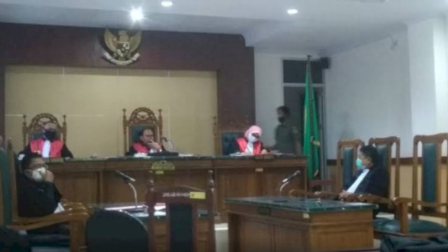 Sidang Praperadilan membatalkan Surat Pemberitahuan Penghentian Penyidikan (SP3) yang dikeluarkan oleh penyidik Polres Bone pada kasus Sertifikat Prona, di Pengadilan Negeri Bone, Selasa (31/05/2022). (Istimewa)