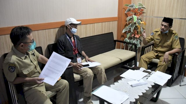 Kepala Diskominfo SP Kabupaten Luwu Utara, Arief R. Palallo, melakukan pertemuan dengan pihak konsorsium dari PT Fiberhome yang menjadi pelaksana pembangunan 4 BTS di Kecamatan Seko, Selasa (31/5/2022). (Istimewa)