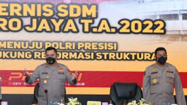 Kapolda Metro Jaya Irjen Pol Fadil Imran dan Karo SDM Polda Metro Jaya Kombes Langgeng Purnomo dipembukaan rakernis SDM 2022. (Istimewa)