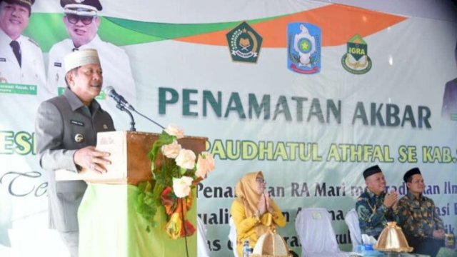 Bupati Soppeng Andi Kaswadi Razak, memberikan sambutan saat menghadiri Penamatan Akbar siswa-siswi Raudhatul Athfal di Lapangan Gasis Watansoppeng, Kamis (02/06/2022). (Istimewa)