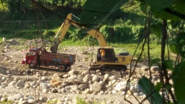Aktivitas tambang ilegal di Desa Swatani, Kecamatan Rilau Ale, Bulukumba. (Ist)