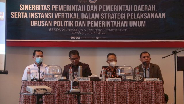 Pj Gubernur Sulbar, Akmal Malik saat menghadiri Diskusi Aktual Sinergitas Pemerintah dan Pemerintah Daerah serta Instansi Vertikal dalam Strategi Pelaksanaan Urusan Politik dan Pemerintahan Umum, di Ruang Kenari Hotel Maleo Mamuju, Kamis (02/06/2022). (Istimewa)