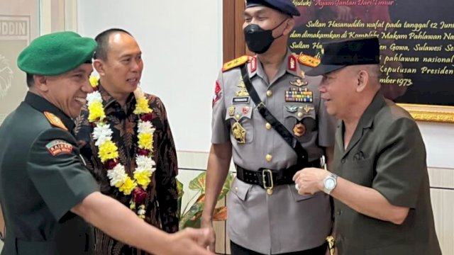 Kapolda Sulbar Irjen Pol Verdianto I Bitticaca, saat berbincang dengan Pangdam XIV Hasanuddin Mayjen TNI Andi Muhammad dan Mantan Pangdam XIV Hasanuddin Mayjen TNI (purn) Andi Sumangerukka, Kamis (02/06/2022). (Istimewa)