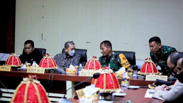 Bupati Wajo Amran Mahmud, saat menerima kunjungan Tim Pengawas dan Evaluasi (Wasev) di Ruang Rapat Pimpinan Kantor Bupati Wajo, Kamis (02/06/2022). (Istimewa)