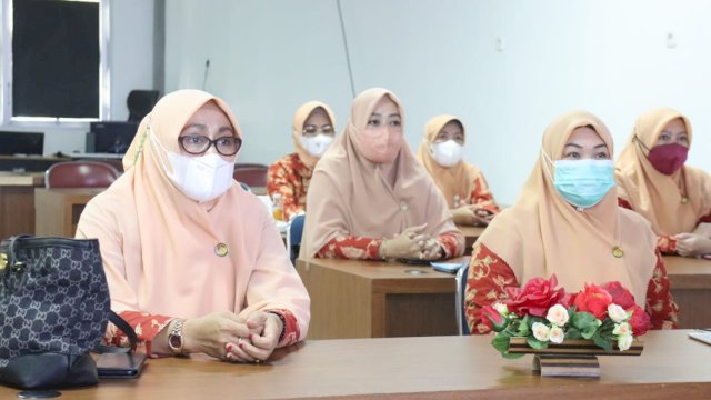 Ketua Darma Wanita Persatuan (DWP) Luwu Timur, Hj. Masrah Bahri Suli didampingi Wakil Ketua DWP, Fitria Masdin.