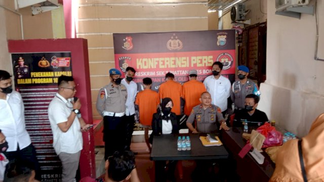 Polsek Tanete Riattang Kabupaten Bone, saat menggelar Konferensi Pers oenangkapan 5 Pelaku Pencuri Uang Wakil Ketua DPRD Bone. (Istimewa)